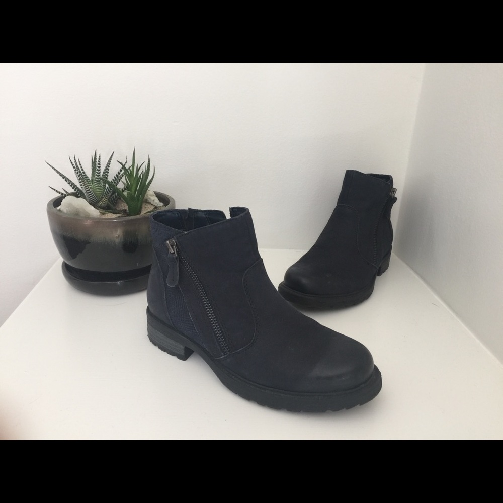 Navy EARTH boots, size 7